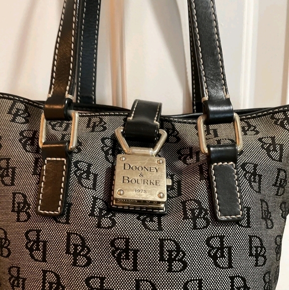 Dooney & Bourke North South vintage, classic black leather bucket bag. - Picture 4 of 8